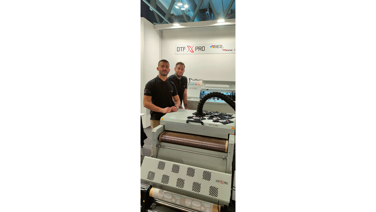 <p>Riccardo Mele di Ried (a sinistra) insieme a Marco Di Chiara di Master Tek vicino alla loro potente e versatile Dtf X-Pro, per la stampa transfer digitale </p>
